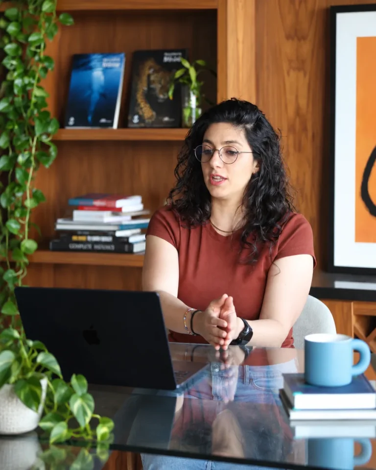 Margot Duek en su oficina